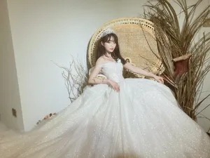 吴宣仪仙气婚纱裙后台自拍照图片_2