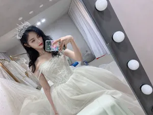 吴宣仪仙气婚纱裙后台自拍照图片_6