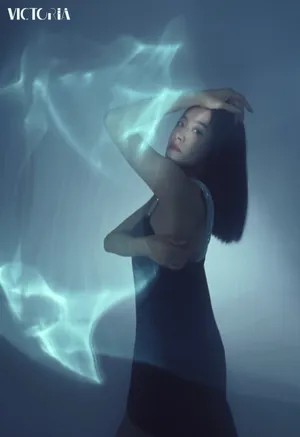 宋茜黑色吊带裙性感写真图片_3