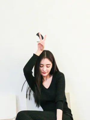 杨幂黑色针织裙俏皮写真图片