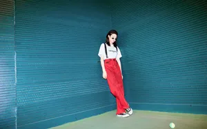 宋茜背带裤甜美俏皮写真图片