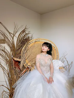 赖美云婚纱裙俏丽后台照图片_2