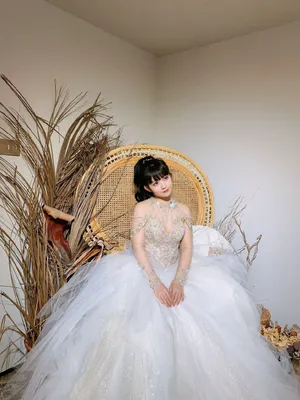 赖美云婚纱裙俏丽后台照图片_3