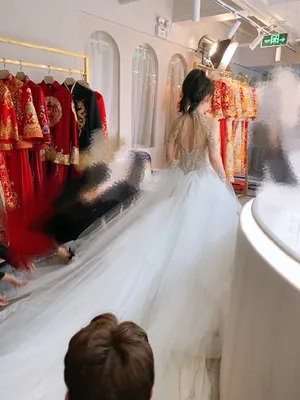 赖美云婚纱裙俏丽后台照图片_5