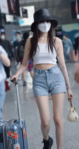 张天爱热裤美腿清凉性感街拍图片_1