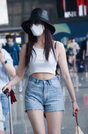 张天爱热裤美腿清凉性感街拍图片