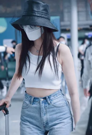 张天爱热裤美腿清凉性感街拍图片_2