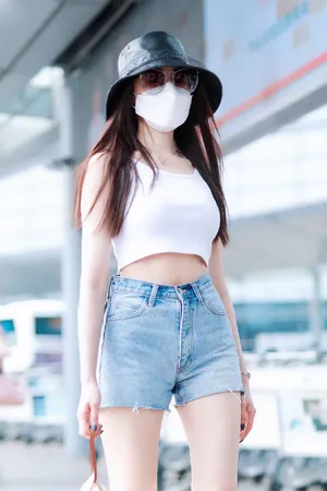 张天爱热裤美腿清凉性感街拍图片_5