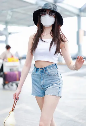 张天爱热裤美腿清凉性感街拍图片_6