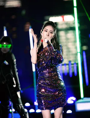 张碧晨亮片裙性感舞台照图片_2