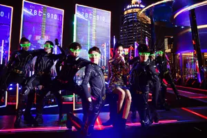 张碧晨亮片裙性感舞台照图片_11