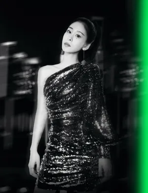 张碧晨斜肩亮片裙性感写真图片_2