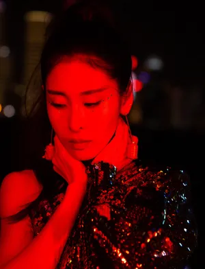 张碧晨斜肩亮片裙性感写真图片_3