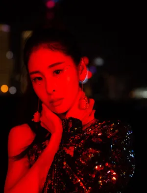 张碧晨斜肩亮片裙性感写真图片_8