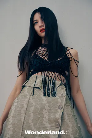 钟楚曦黑发红唇冷艳写真图片_7