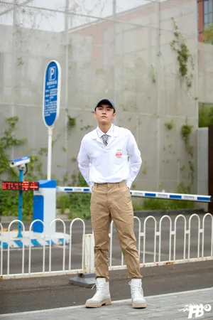 牛超白衫清爽帅气写真图片