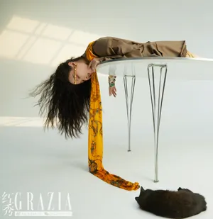 倪妮蓬松卷发封面大片写真图片_9