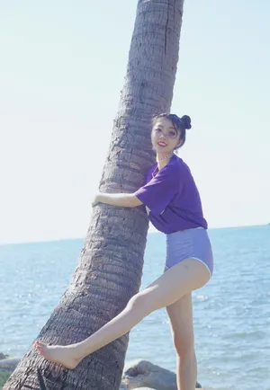 张馨文紫色短T甜美户外写真_1