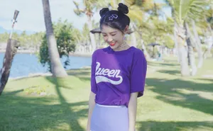 张馨文紫色短T甜美户外写真_2