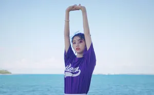 张馨文紫色短T甜美户外写真_5