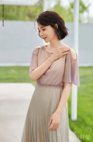 陈数百褶裙优雅写真图片