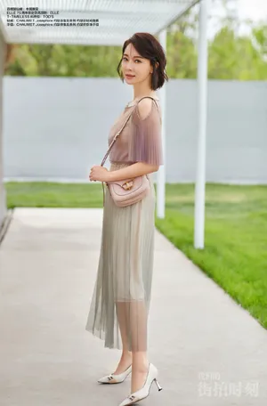陈数百褶裙优雅写真图片_3