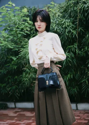 乔欣俏皮短发清新甜美写真图片