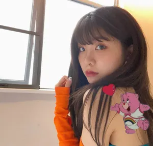 张馨文露肩装诱人性感图片