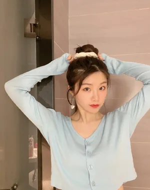 张馨文丸子头清新居家照片