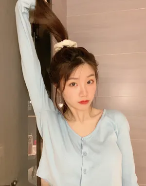 张馨文丸子头清新居家照片_3
