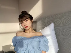 张馨文蓝色露肩上衣性感图片