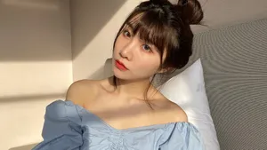 张馨文蓝色露肩上衣性感图片_2