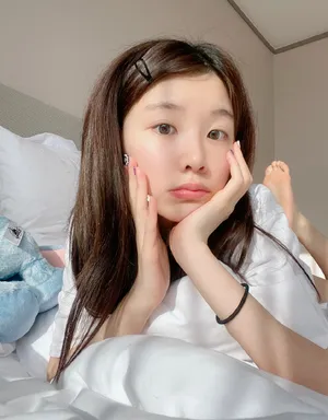 张馨文性感素颜照居家写真