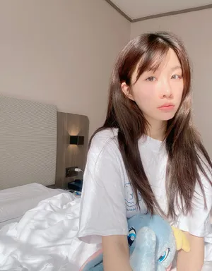 张馨文性感素颜照居家写真_2