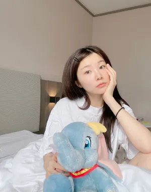 张馨文性感素颜照居家写真_4