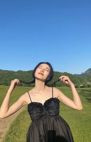 周雨彤吊带黑裙俏皮写真图片_1