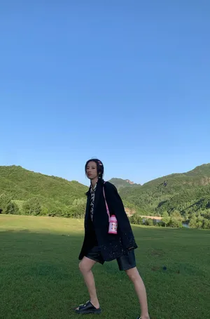 周雨彤吊带黑裙俏皮写真图片_2