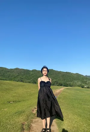 周雨彤吊带黑裙俏皮写真图片_6