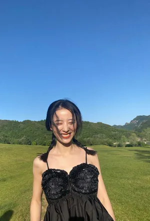 周雨彤吊带黑裙俏皮写真图片_7