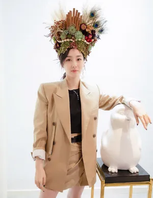 叶青驼色西装干练写真图片_3