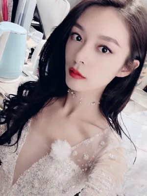 傅菁婚纱裙性感自拍照图片