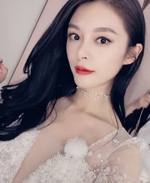 傅菁婚纱裙性感自拍照图片_3