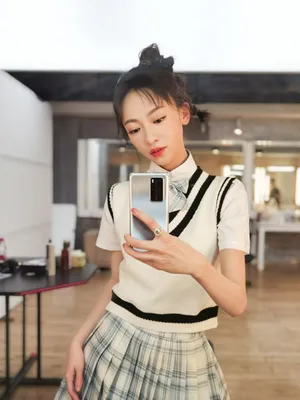 吴谨言学生制服自拍照图片