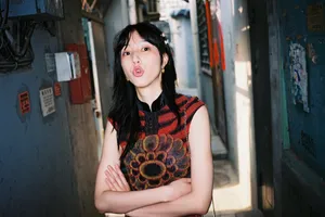 王悦伊清新俏皮街拍图片_5