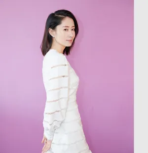 刘敏涛白裙优雅性感写真图片_5