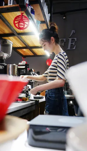 郭晓婷条纹衫轻甜自拍图片