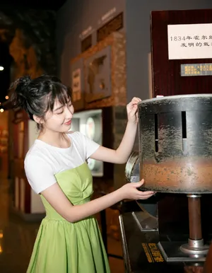 邓恩熙牛油果绿裙写真图片_4