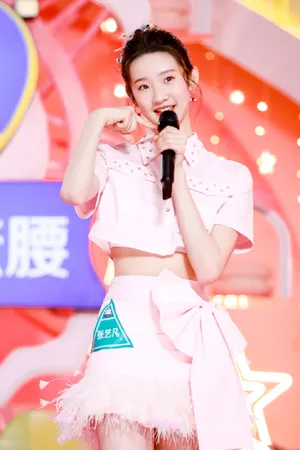 张艺凡粉裙甜美舞台照图片_1