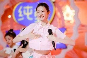 张艺凡粉裙甜美舞台照图片_2
