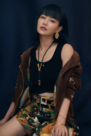 谭卓墨绿短发酷美写真图片_5
